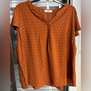 Relaxed Split-Neck Women’s Top in Rust with Subtle Dots